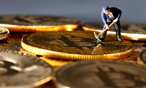 An illustration of a hosted mining rig efficiently managing energy for optimal cryptocurrency yields